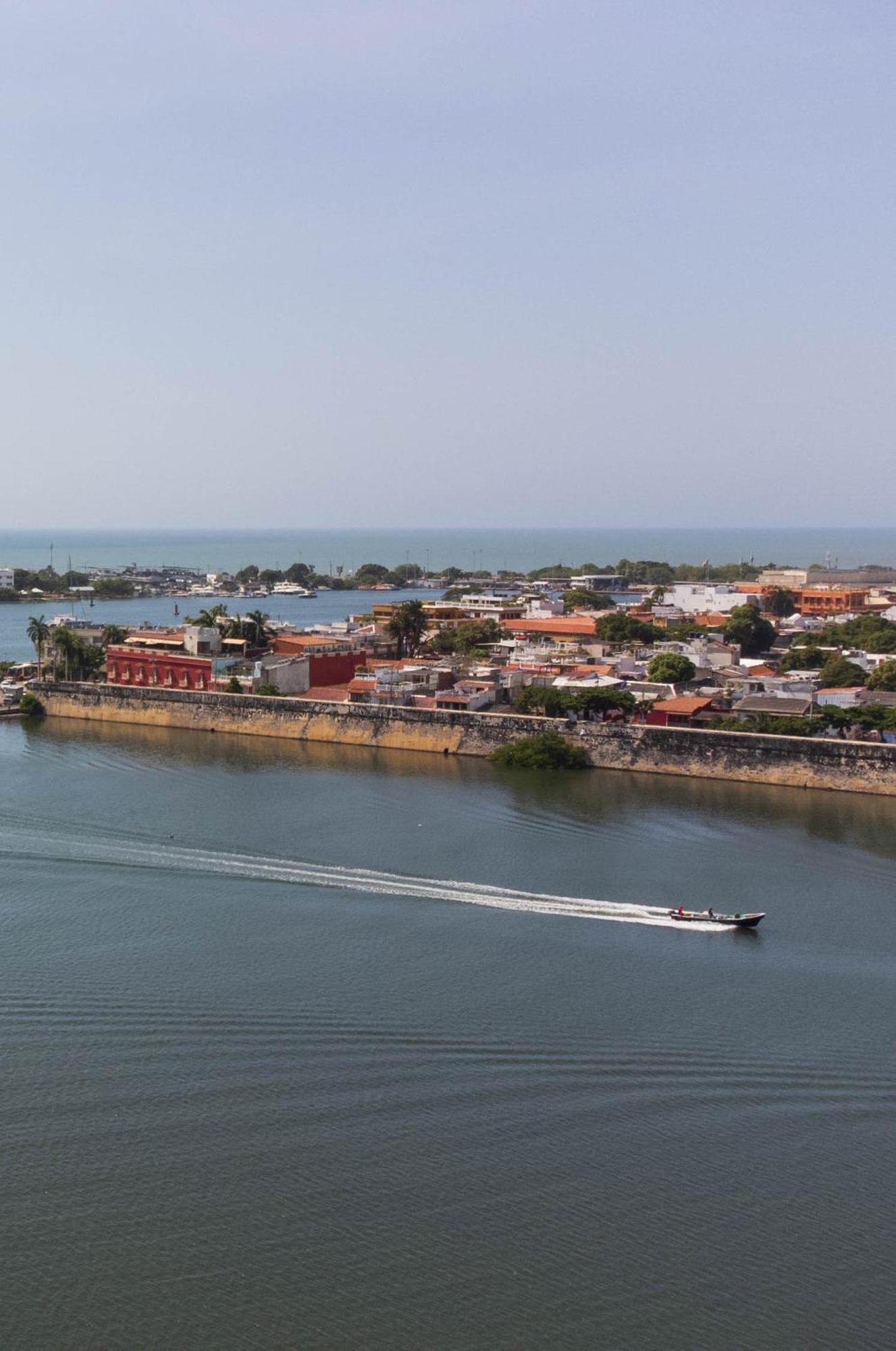 Bahia 79 Apartasuites Cerca Al Centro Cartagena エクステリア 写真
